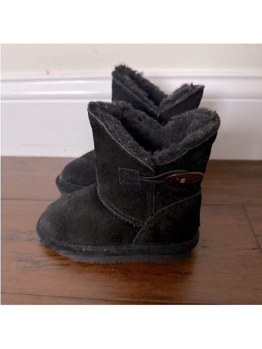 New BEARPAW Suede Shearling Lined Kids Boots - Picture 4 of 7